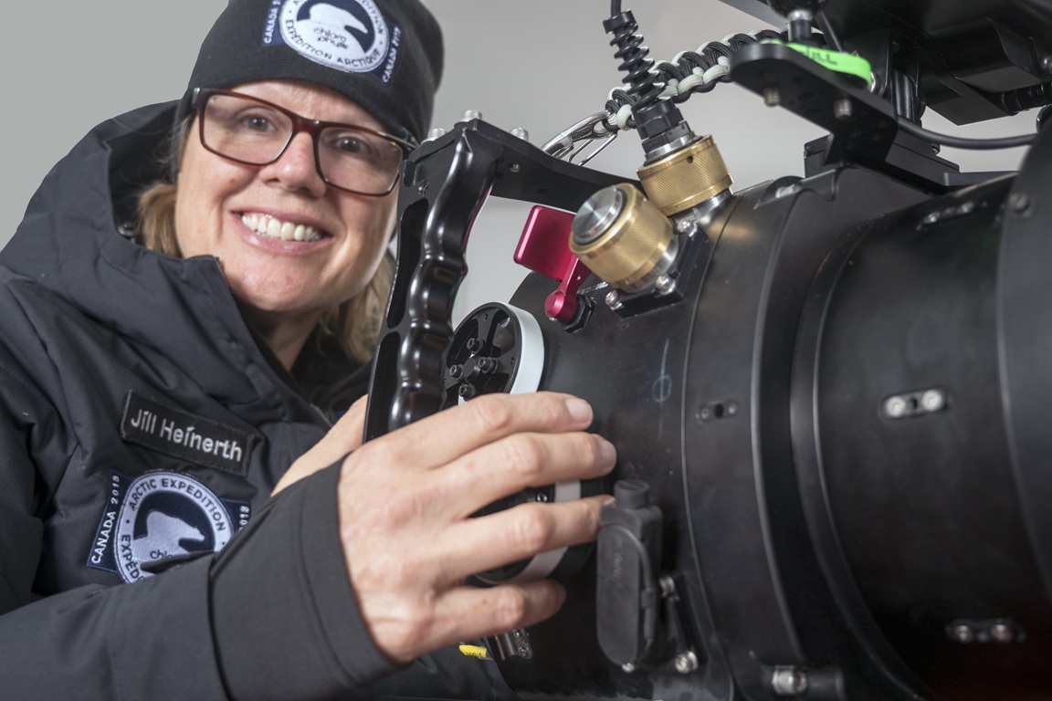 Jill Heinerth mit Kamera-Gehäuse